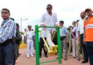 Correa aprovech&oacute; para probar las maquinas de ejercicio a lo largo del parque. Foto: William Orellana / El Tel&eacute;grafo