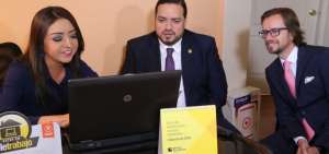 Paulina Cifuentes, empleada del Banco de Pichincha, muestra las labores que cumple a trav&eacute;s de la modalidad.