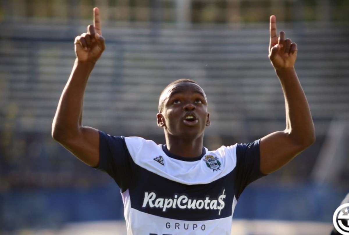 Johan Carbonero celebrando un gol