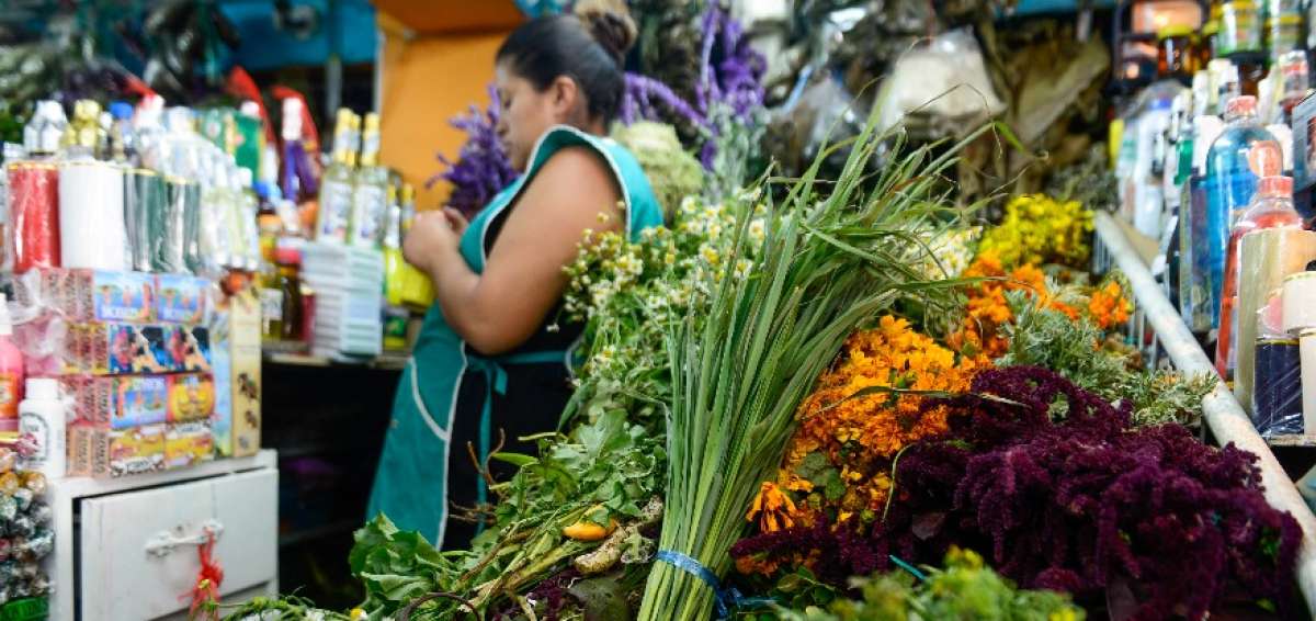En los mercados de Quito se distribuyen estos productos para atraer la buena suerte.