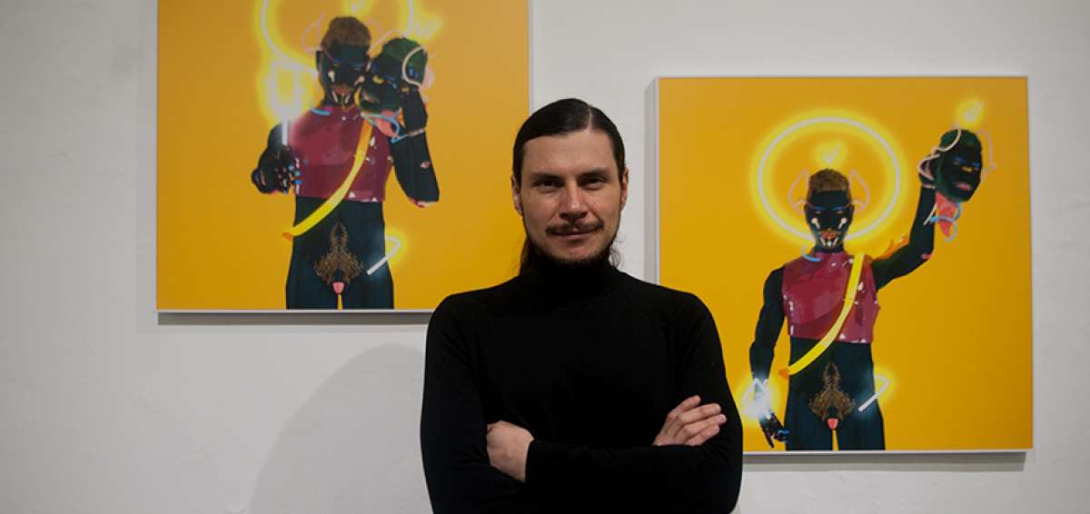 El artista Ernesto Salazar Rodr&iacute;guez, en su exposici&oacute;n en el espacio No Lugar-Arte Contempor&aacute;neo, en el barrio La Tola, centro de Quito.