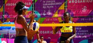Ariana Vilela (izq.) y Valeria Batioja (der.) conforman la dupla de voleibol ecuatoriana que participar&aacute; en los Juegos Sudamericanos de Playa Rosario.