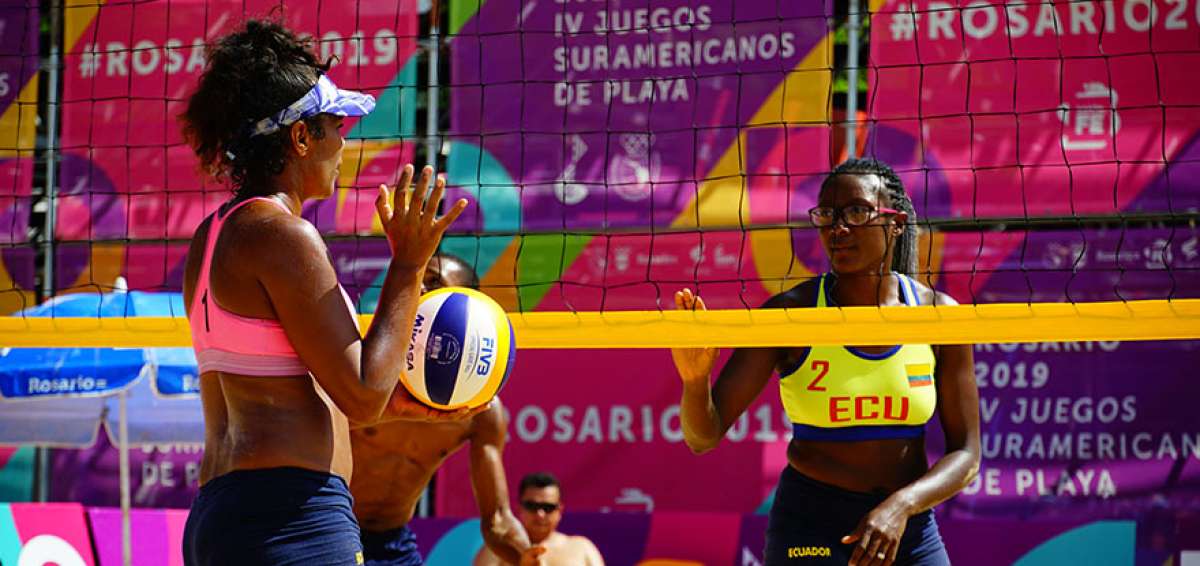 Ariana Vilela (izq.) y Valeria Batioja (der.) conforman la dupla de voleibol ecuatoriana que participar&aacute; en los Juegos Sudamericanos de Playa Rosario.