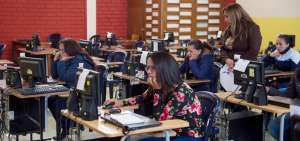 El Colegio Juan Montalvo, en el norte de Quito, es una de las sedes para que rindan las pruebas psicom&eacute;tricas los docentes capitalinos. La evaluaci&oacute;n computarizada consta de 120 preguntas.