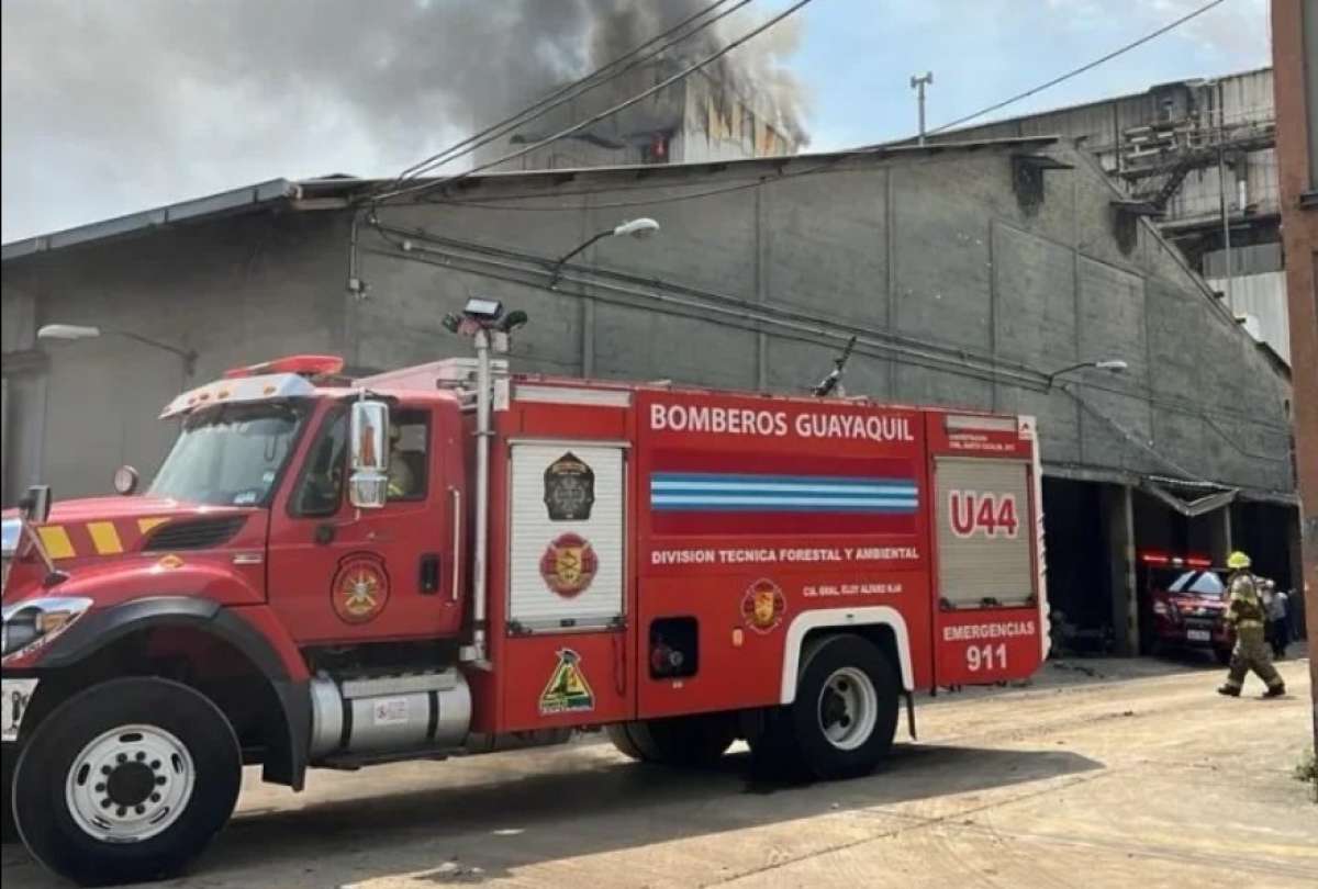 El ECU 911 confirm&oacute; la alerta ciudadana y la intervenci&oacute;n de los bomberos, la Polic&iacute;a y agentes de tr&aacute;nsito.