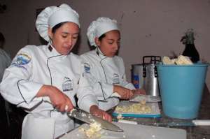 Los negocios de comida y la capacitaci&oacute;n que implican interesan a los beneficiarios del Bono de Desarrollo Humano (BDH). Foto: Roberto Ch&aacute;vez│El Tel&eacute;grafo
