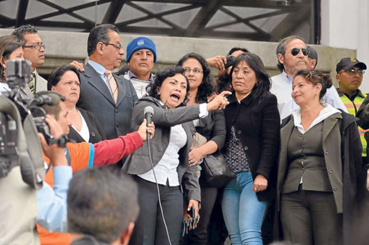 Miembros del MPD se concentraron en la Corte Nacional de Justicia en apoyo a la dirigente. Foto: Miguel Jim&eacute;nez.
