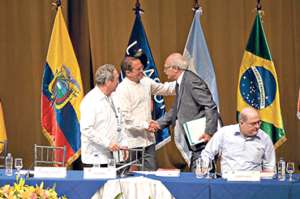 El canciller Ricardo Pati&ntilde;o (centro) da la bienvenida al delegado del Mercosur, Gonzalo Rodr&iacute;guez, durante la inauguraci&oacute;n del seminario internacional. Foto:  Karly Torres / El Tel&eacute;grafo.