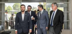 Los presidentes de las C&aacute;maras de la Producci&oacute;n de Guayaquil, Pablo Arosemena, Francisco Alarc&oacute;n y Enrique Pita en la sede de la Corte Constitucional.