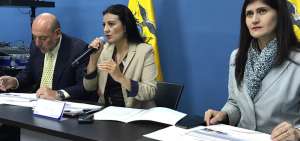 Silvana Vallejo, directora del Sercop, durante la rueda de prensa.