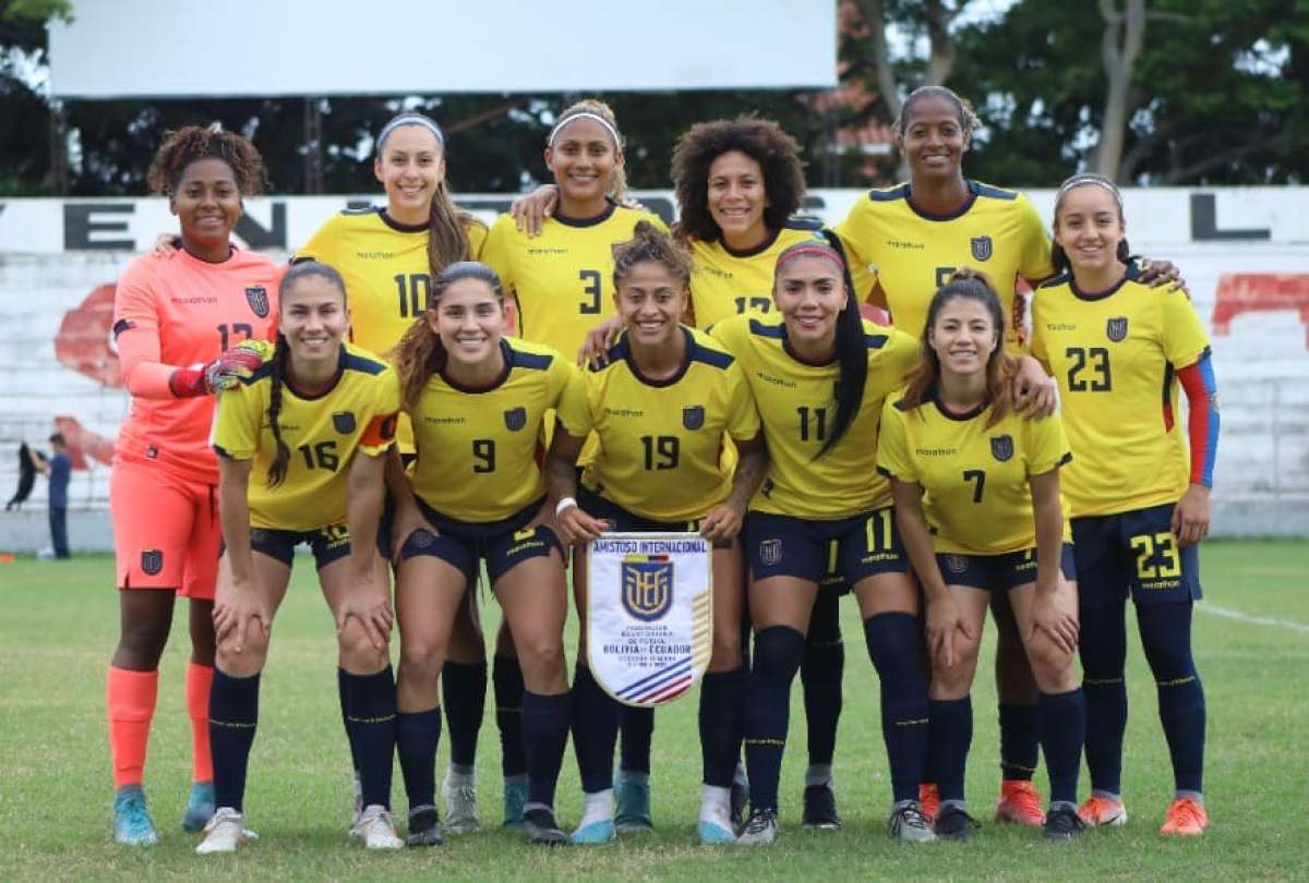 El estratega colombiano Andrés Usme dirigió a las deportistas en el encuentro.