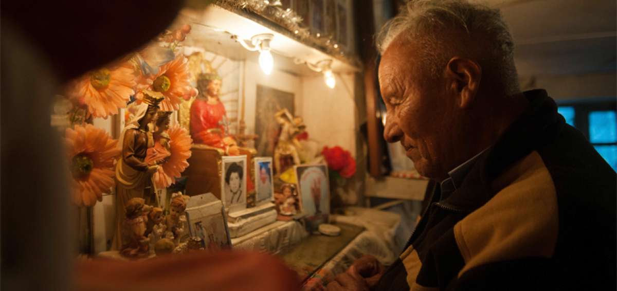 Don &Aacute;ngel Galarza no arma un pesebre en su casa durante la &eacute;poca navide&ntilde;a, sino que usa el piso de su vivienda que tiene adecuado como oratorio para rezar la novena y cumplir, junto con sus seres queridos, con los ritos propios de esta &eacute;poca del a&ntilde;o.
