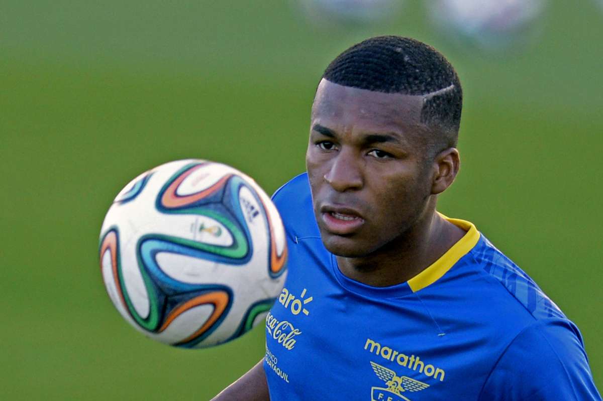Sixto Vizuete, DT de Ecuador, comienza la b&uacute;squeda del acompa&ntilde;ante de Frickson Erazo en el centro de la zaga. 