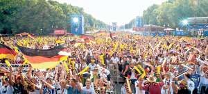 Hinchas alemanes celebran el triunfo de su selecci&oacute;n sobre Portugal en la tradicional Puerta de Brandenburgo, un &iacute;cono de Berl&iacute;n y del pa&iacute;s. Foto: EFE