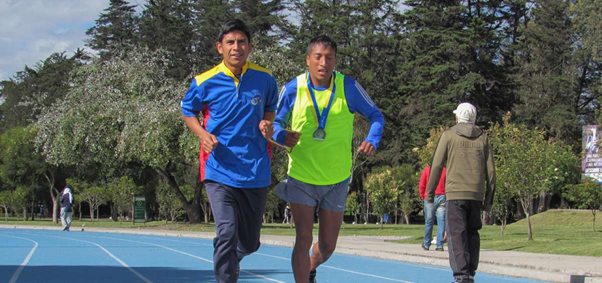 Luis Calo (der.), volvi&oacute; a entrenar ayer despu&eacute;s de adjudicarse la Marat&oacute;n de Boston. Tiene un negocio propio y eventualmente trabaja como alba&ntilde;il en Quito.