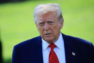 Donald Trump impuso nuevos aranceles a casi un centenar de países