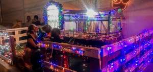 El montaje de un pesebre en el barrio C&oacute;rdova en la parte alta de Manta se realiza entre vecinos, siempre por las noches para aprovechar la frescura del ambiente.