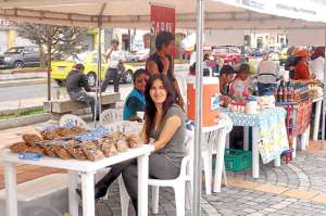 Los propietarios de peque&ntilde;os negocios familiares o en asociaci&oacute;n, mostraron sus productos en la c&eacute;ntrica plaza Alfaro, en Riobamba. Foto: Elizabeth Maggi.