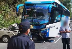Los especialistas debieron utilizar maquinaria para separar los restos del vehículo liviano y el guardachoque del bus interprovincial.  