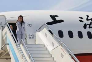 Una delegaci&oacute;n del Partido Kuomintang (KMT) Chino, encabezada por su presidenta Cheng Li-wun, arriba a Shanghai.