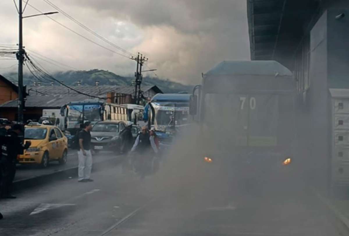 Incendio en bus biarticulado de la Ecov&iacute;a obliga a cerrar la estaci&oacute;n El Capul&iacute;