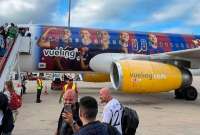 Videos en redes sociales viralizaron el momento en el que los hinchas del Madrid abordan un avión brandeado del Barcelona FC con rumbo a Londres.