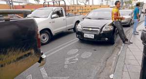 En la intersecci&oacute;n de Malec&oacute;n Sim&oacute;n Bol&iacute;var y Olmedo, a la altura del sector de la Bah&iacute;a, los congestionamientos afectan al carril exclusivo de ciclistas. Foto: Pilar Vera