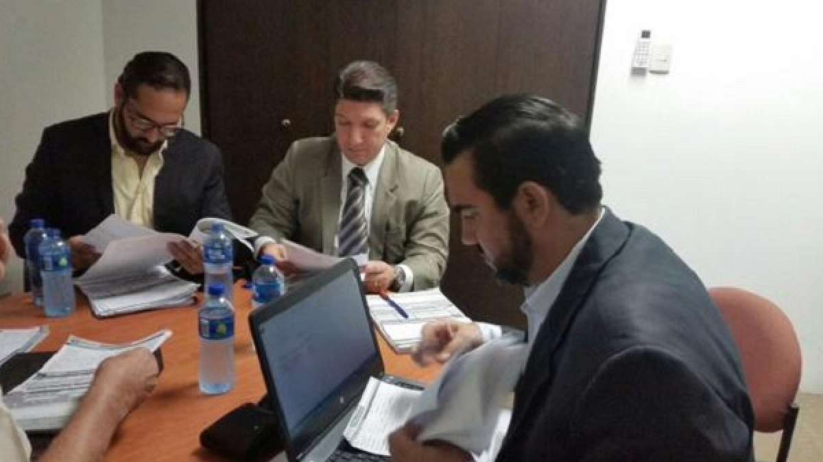 El Tribunal Electoral, reunido y revisando el padr&oacute;n de socios de Barcelona. Foto: @TEBSC2015