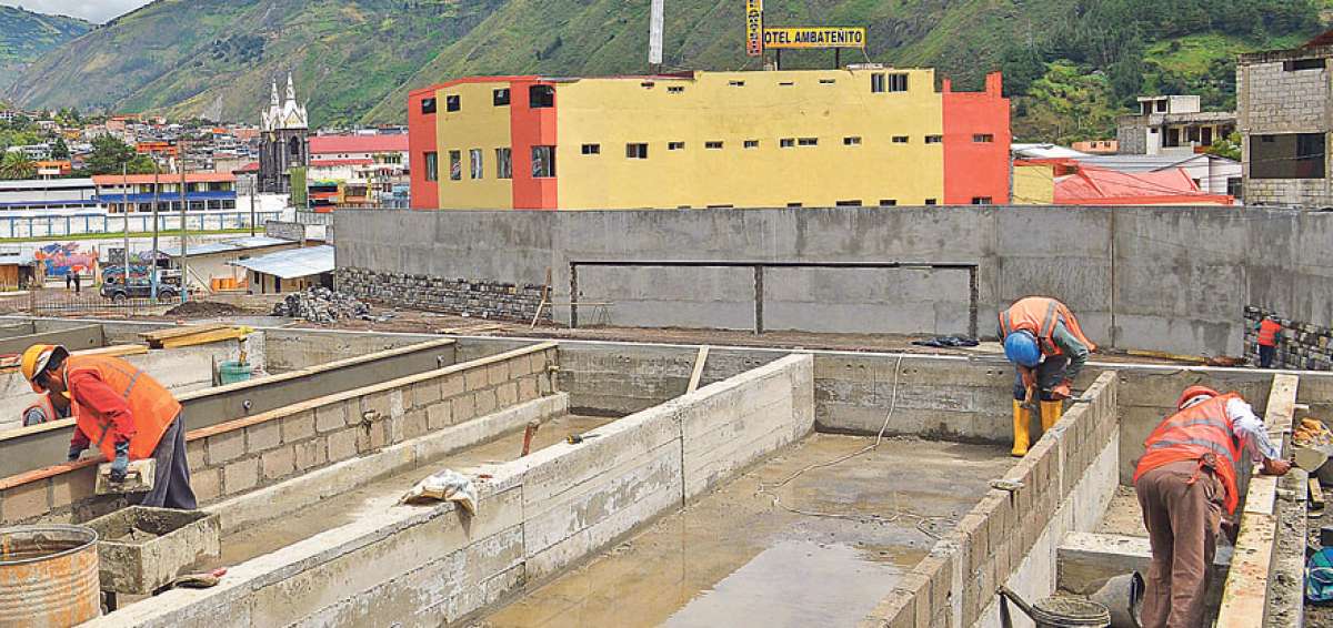 Personal de la empresa Amazonas Building, al momento edifica la primera etapa de Termas de la Virgen.