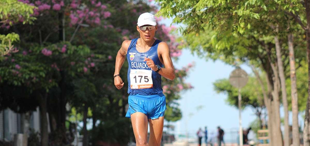Andr&eacute;s Chocho gana medalla de oro en 50 km marcha