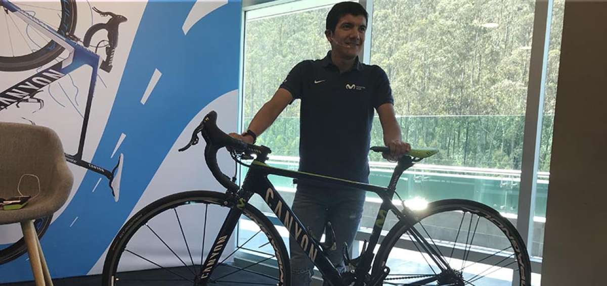 El ciclista Richard Carapaz con la bicicleta que us&oacute; en la temporada, durante un encuentro con la prensa este mi&eacute;rcoles 4 de octubre