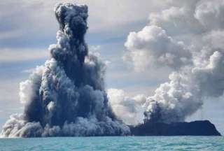 Tsunami golpea la isla de Tonga por erupción de un volcán submarino