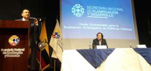 El titular de la Senplades, Etzon Romo, durante la presentaci&oacute;n de la iniciativa en Quito.