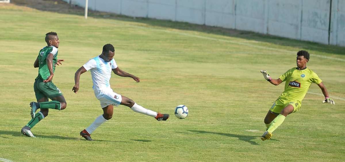 Walberto Caicedo remata ante la salida del portero y marca el 1-0 a favor de Nueve de Octubre.