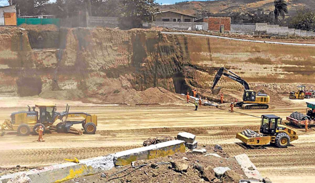 Los trabajos de construcci&oacute;n del puente peatonal sobre la calle Jos&eacute; Vinueza, en La Morita (Tumbaco), arrancaron hace aproximadamente un mes. Foto: Jhon Guevara / El Telegrafo.