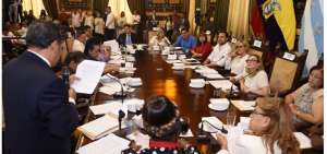 La sesi&oacute;n se cumpli&oacute; en el Sal&oacute;n de la Ciudad. 