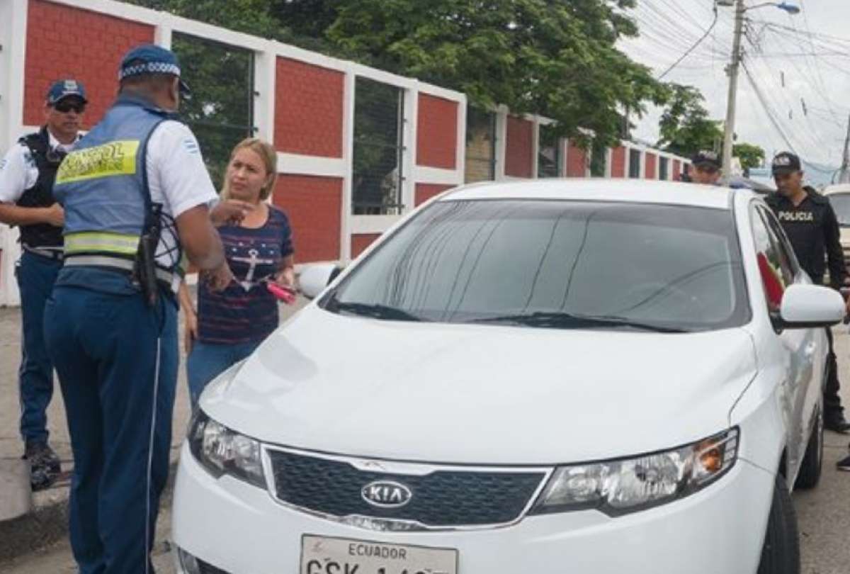 Conductores que no porten placas de identificación serán sancionados en Guayaquil