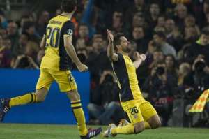 Diego (der.) celebra su gol frente al Barcelona junto a Juanfran, en el partido de ayer. Foto: EFE