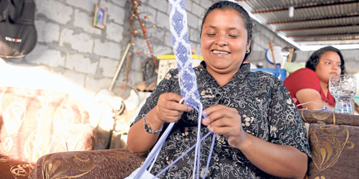 Cada tarde, Miriam dedica unas horas a tejer cinturones que vende a familiares y amigos. Foto: Karly Torres / El Tel&eacute;grafo.