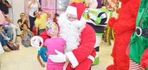 Los agasajos a los ni&ntilde;os primaron en estos d&iacute;as. Un hombre disfrazado de Papa Noel reparti&oacute; regalos en un centro de peque&ntilde;os enfermos. A nivel mundial se observ&oacute; un aumento del 7% en el voluntariado. 