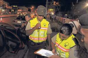 Los operativos de la Polic&iacute;a Nacional se efect&uacute;an con mayor &eacute;nfasis por las noches en las zonas de mayor riesgo. Foto: Lylibeth Coloma |  El Tel&eacute;grafo