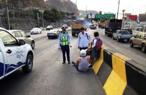 Los afectados fueron asistidos por agentes de la AMT. Foto: H&eacute;ctor Marcillo / El Tel&eacute;grafo