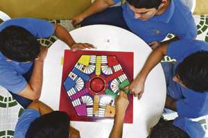 Los j&oacute;venes del Centro de Rehabilitaci&oacute;n Nueva Luz dedican algunos minutos del d&iacute;a a la recreaci&oacute;n. Foto: Carina Acosta / El Tel&eacute;grafo