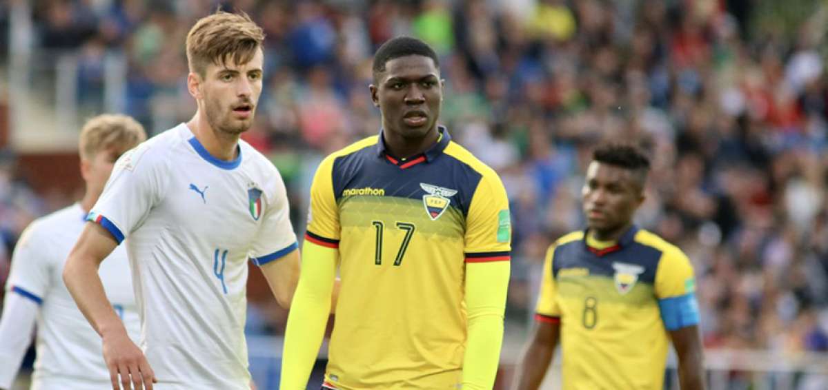 &rarr;El delantero Stiven Plaza (17) durante el partido de la segunda fecha contra Italia, donde su lesi&oacute;n lo afect&oacute;.