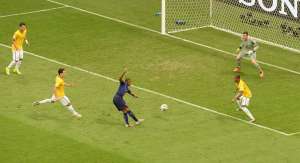 Georginio Wijnaldum remata dentro del &aacute;rea brasile&ntilde;a para convertir el tercer gol del encuentro. Foto: AFP