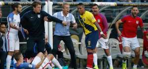 "Klinsi" dirigiendo a Estados Unidos vs. Ecuador en la Copa Am&eacute;rica Centenario.