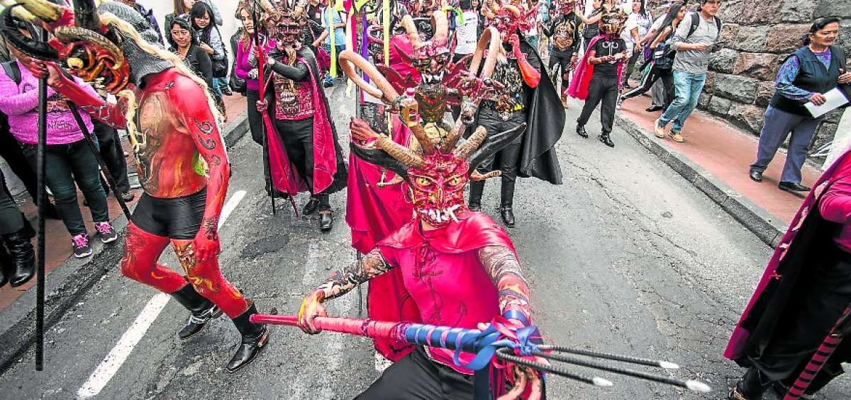 El grupo de diablos de Alangas&iacute; encabez&oacute; el desfile en las calles del Centro Hist&oacute;rico de la capital. Tambi&eacute;n estuvieron personajes de P&iacute;llaro, Riobamba y Quito.