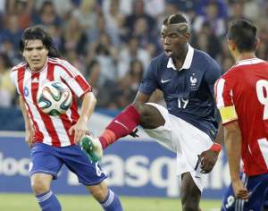 Paul Pogba (c.) es marcado por el paraguayo Fidencio Oviedo (i.). Foto: EFE