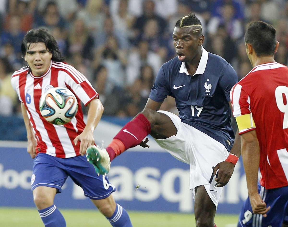 Paul Pogba (c.) es marcado por el paraguayo Fidencio Oviedo (i.). Foto: EFE