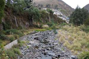 El r&iacute;o Ambato, afluente del cual se capta el agua para potabilizarla, luce pr&aacute;cticamente seco. Si bien hay peque&ntilde;as lloviznas, son de baja intensidad. Foto: Roberto Ch&aacute;vez.